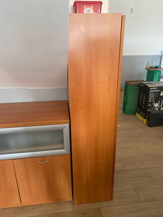 Vitrina marrón de madera y cristal