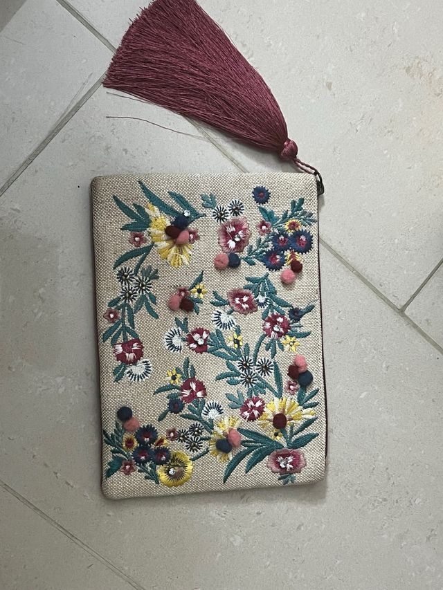 Bolsito floral beige bordado