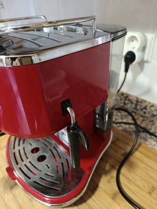 Cafetera DeLonghi roja