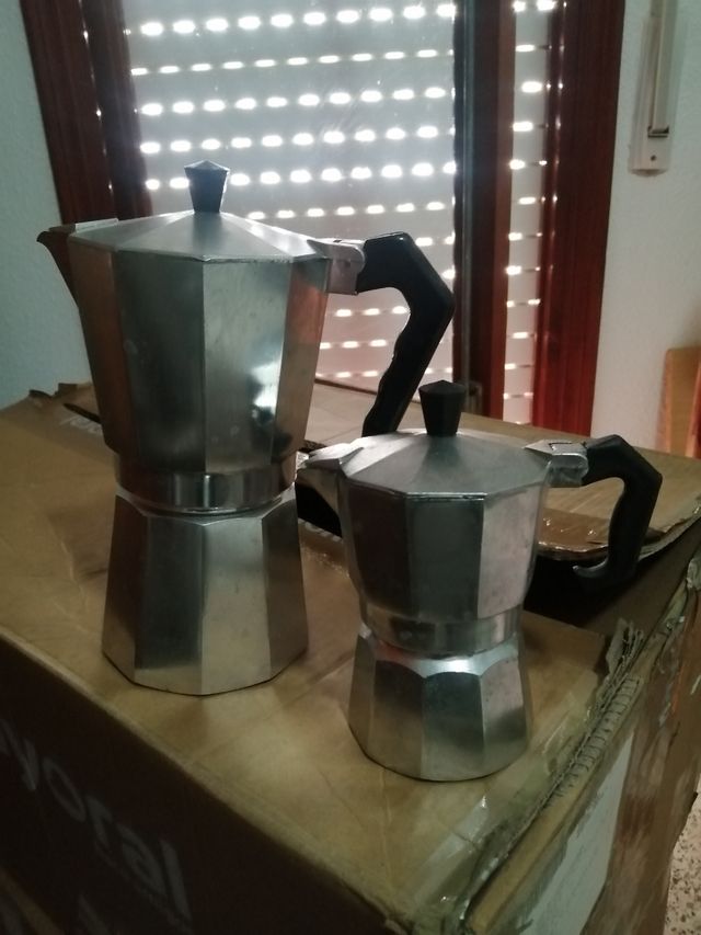 Cafetera italiana y batería cocina