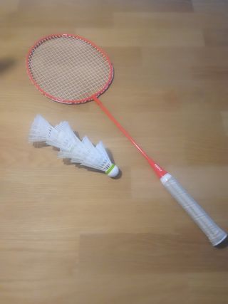 Raqueta bádminton + plumas