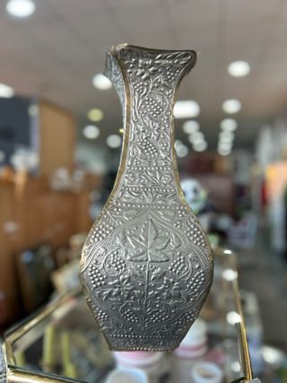 Jarrón antiguo latón tallado
