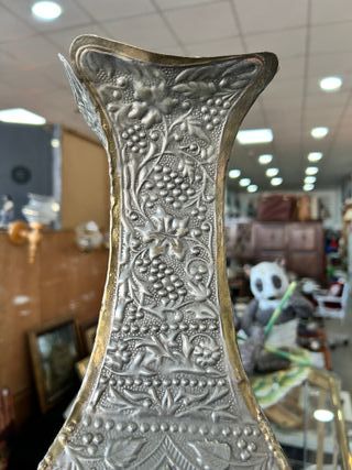 Jarrón antiguo latón tallado