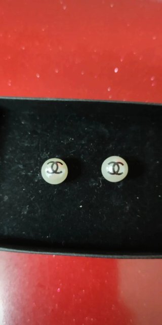 Lote de 2 pendientes plata y perla con logotipos