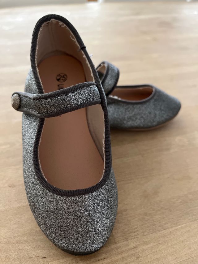 Merceditas niña glitter plata .
talla 25