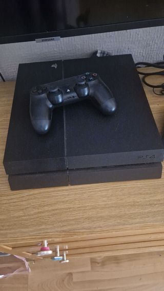 PS4 (PlayStation 4) + 4 juegos