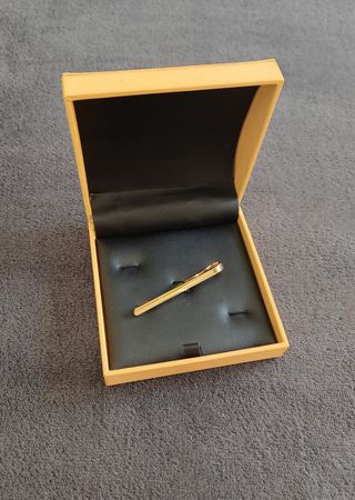 Pasador de corbata dorado