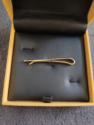 Pasador de corbata dorado