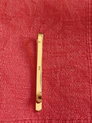Pasador de corbata dorado