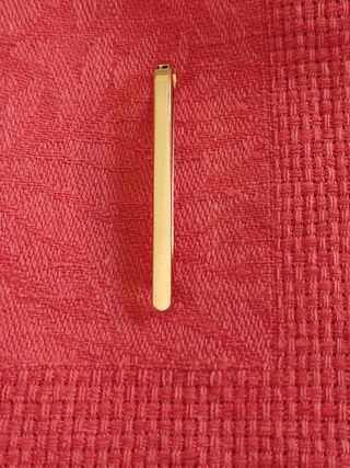 Pasador de corbata dorado