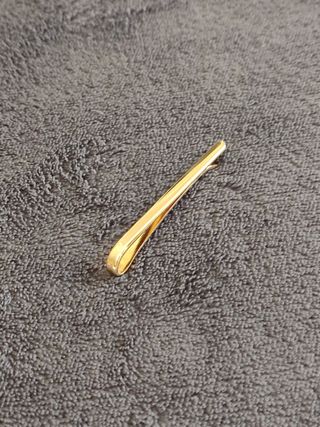 Pasador de corbata dorado
