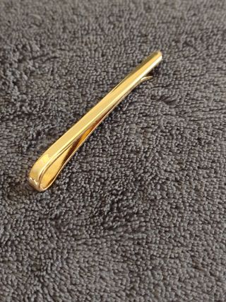 Pasador de corbata dorado