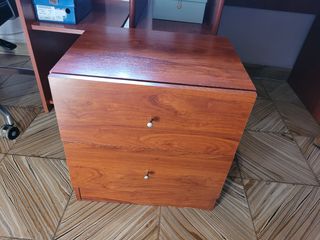 Mesita de noche de madera marrón. 