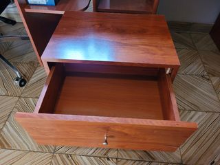 Mesita de noche de madera marrón. 