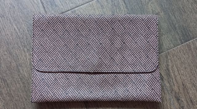 Bolso de mano gris y rosa