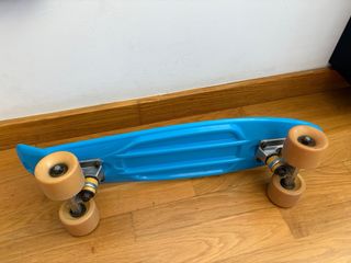 Monopatín azul infantil