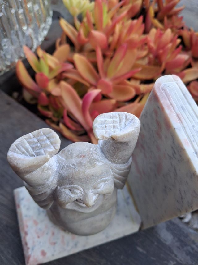 Reggilibri Budda in marmo