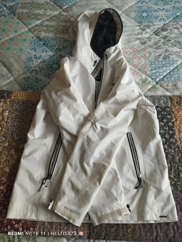 Chaqueta blanca cortavientos