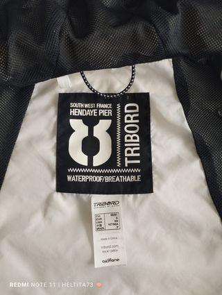 Chaqueta blanca cortavientos