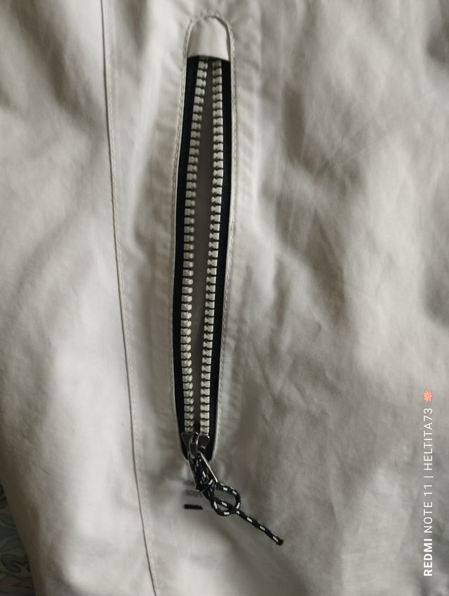 Chaqueta blanca cortavientos