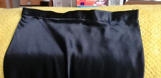 Falda midi negra raso