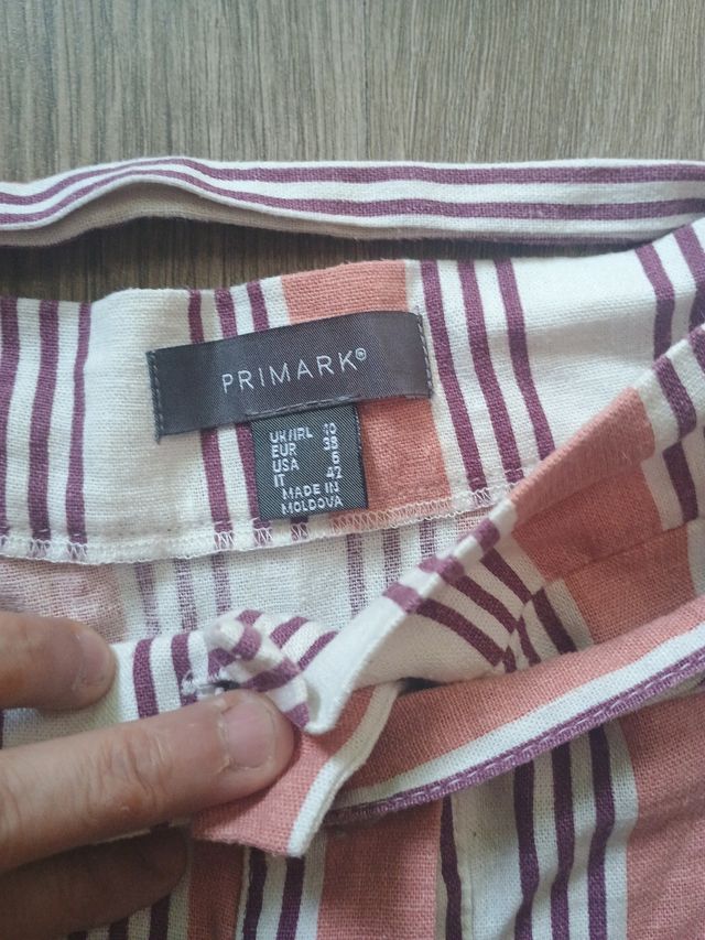 Falda rayada rosa-blanca, es como una talla s