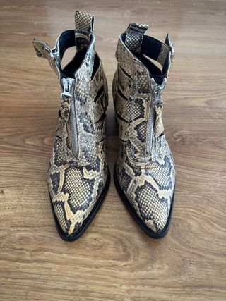 Botas de piel imitando piel de serpiente.