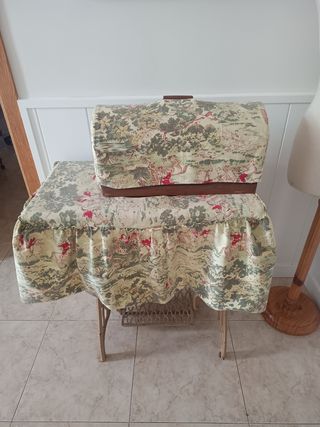 Máquina coser antigua con funda