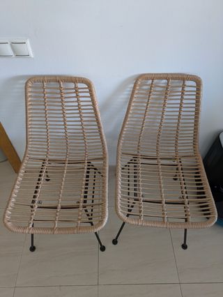 4 sillas ratán: 2 negras & 2 beige