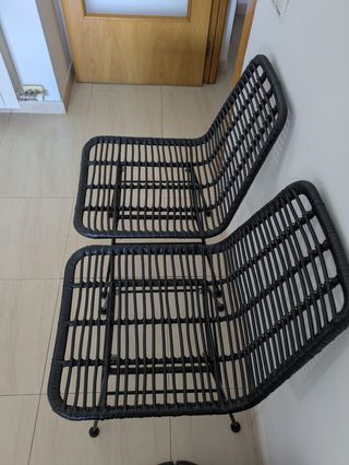 4 sillas ratán: 2 negras & 2 beige