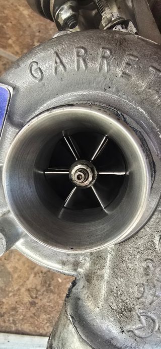 Turbo Garrett híbrido + escape completo.