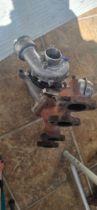 Turbo Garrett híbrido + escape completo.
