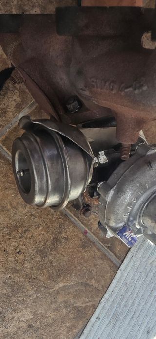 Turbo Garrett híbrido + escape completo.