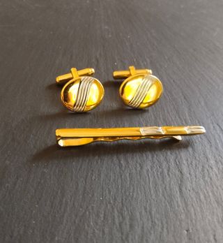 Gemelos y pisa corbata dorados