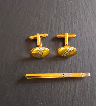 Gemelos y pisa corbata dorados