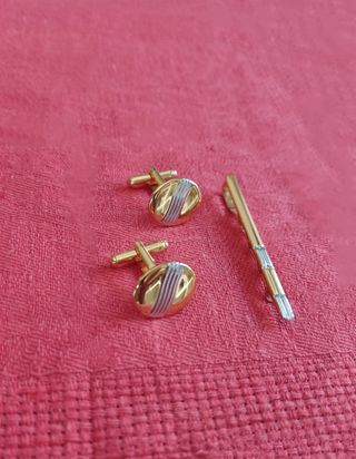 Gemelos y pisa corbata dorados