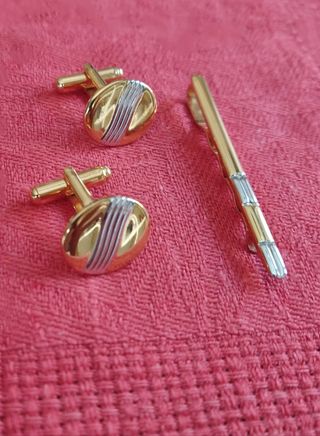 Gemelos y pisa corbata dorados