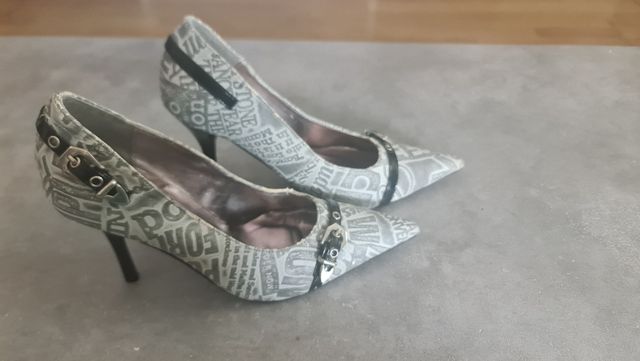 Zapatos tacón grises/ estampados