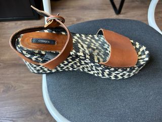 Sandalias cuña rafia marrón