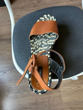Sandalias cuña rafia marrón