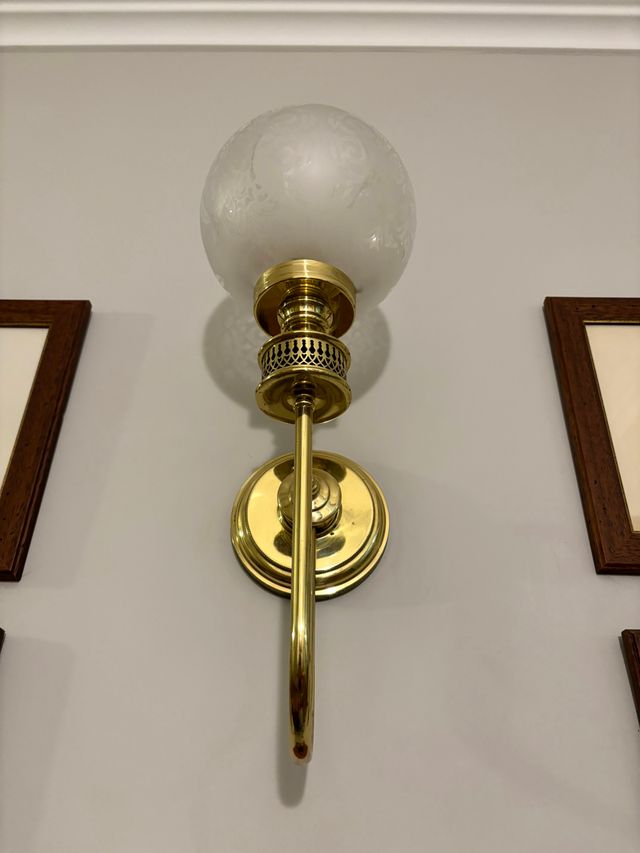 Lámpara antigua de vidrio esmerilado y latón