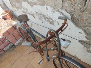 Bicicleta Orbea antigua. Està en playa Almardá,