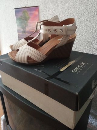 Sandalias Geox blancas mujer. Cuña 7 cm.