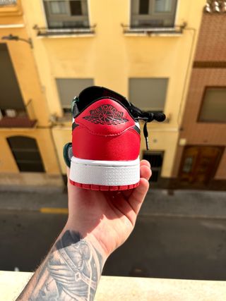 Jordan 1 Low Black Toe - Talla EU44