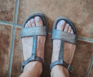 Sandalias planas mujer gris y oro viejo