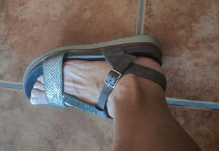 Sandalias planas mujer gris y oro viejo