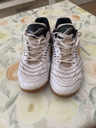 Zapatillas fútbol sala Máxima Blancas y Doradas