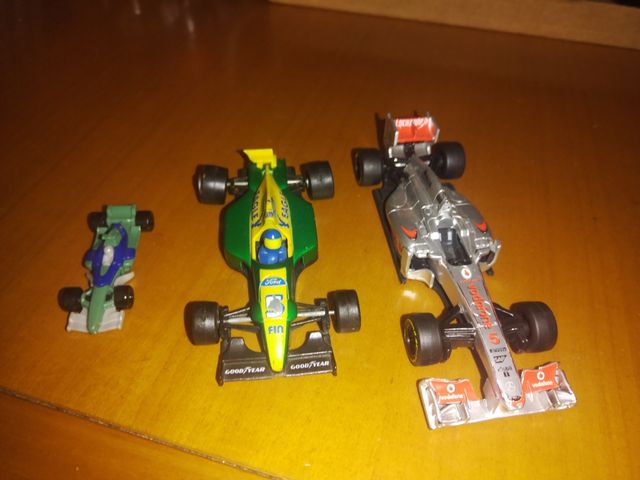 3  Coches de carreras de metal.