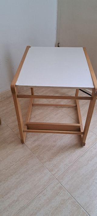 Mesa auxiliar infantil madera noche reposapies
