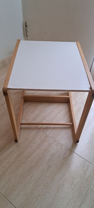 Mesa auxiliar infantil madera noche reposapies